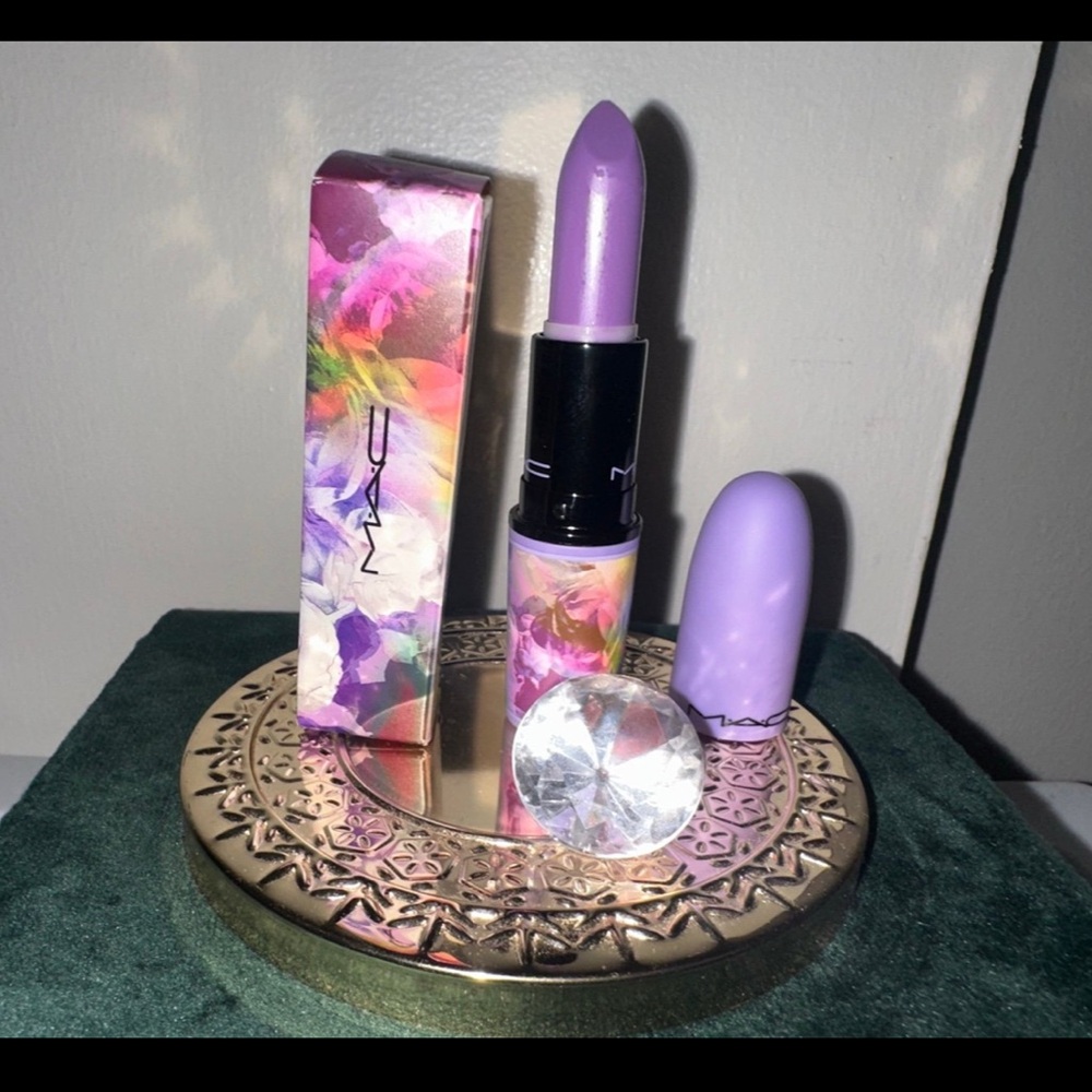 MAC Forget-Me-Naughty- Amplified Creme Lipstick